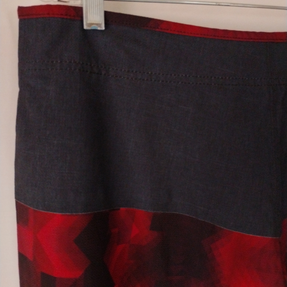 Men's Oakley Red & Black "Pixel Glitch" Surfing Board Shorts Swim Trunks Summer - Picture 9 of 15